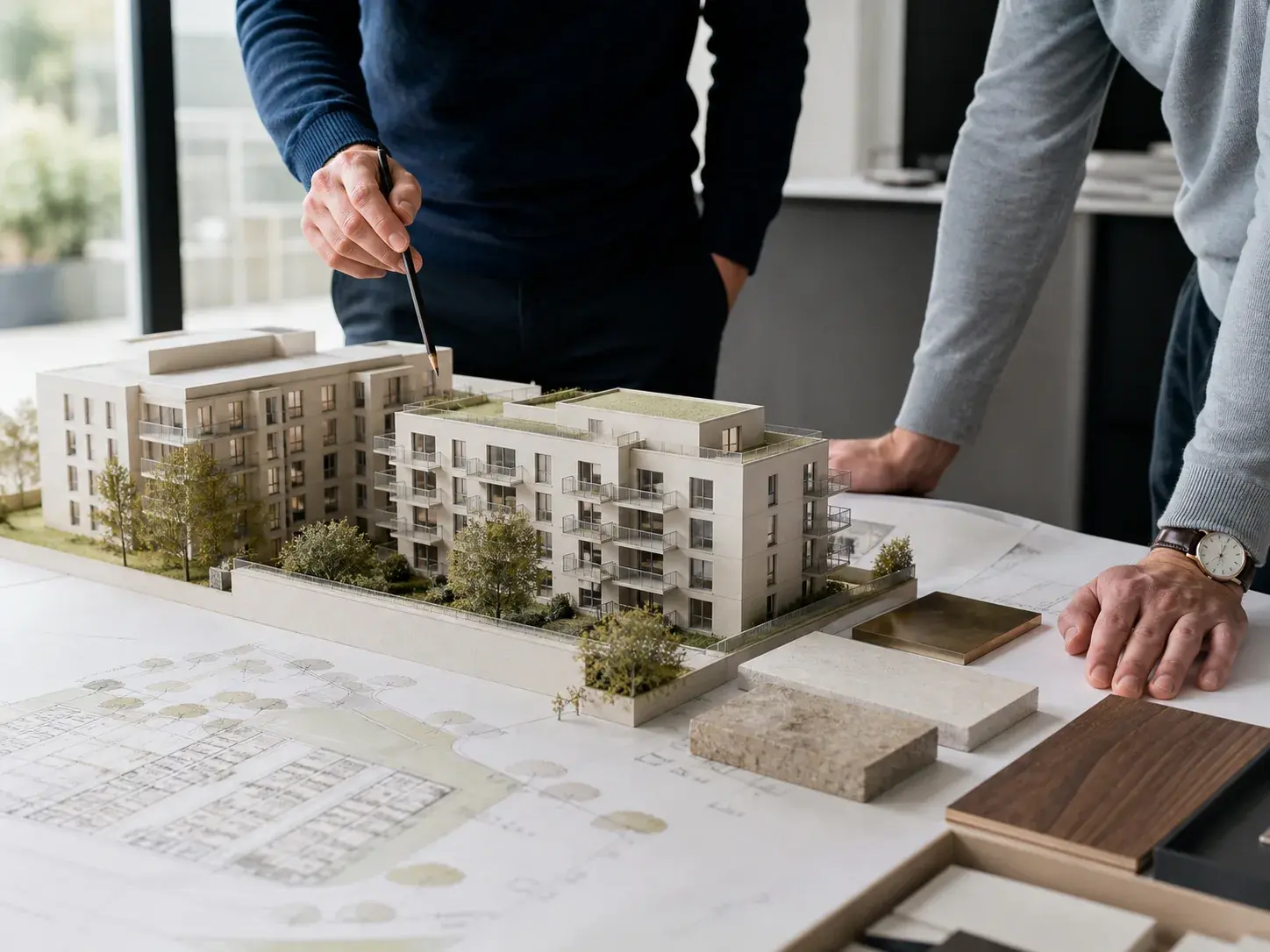 Bauträger bei der Prüfung eines Neubauprojekts am Architekturmodell